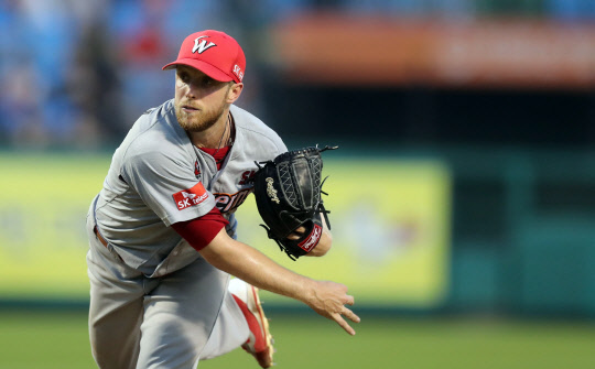 올 시즌 30경기에 등판해 9승8패 19번의 QS 평균자책점 3.67을 기록중인 켈리는 승수는 적지만 193과2/3이닝이라는 등판 이닝에서 보듯 올 시즌 김광현 대신 SK의 에이스 역할을 훌륭히 해냈다. 사진=연합뉴스